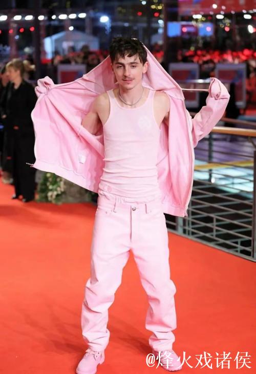 好莱坞明星“甜茶”全红造型出街,戴拜仁手套引关注 好莱坞明星“甜茶”全红造型出街,戴拜仁手套引关注